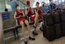 A lots of hostess dipping shoeplay on the waiting room of railway station