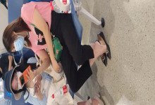 The  lady dangling shoeplay when line up in the waiting hall 111