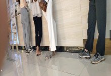 The hot girl stand up dipping shoeplay