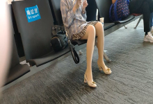The lady dipping shoeplay when waiting for the airline 