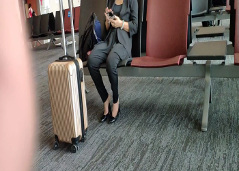 The lady dipping shoeplay when waiting for the airline 2