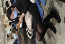 The  lady dangling shoeplay when line up in the waiting hall 172