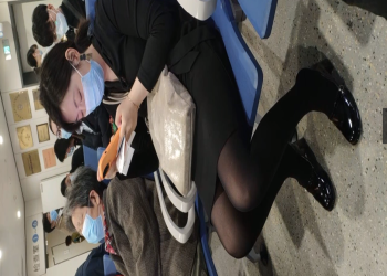 The  lady dangling shoeplay when line up in the waiting hall 172