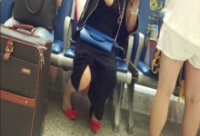 The lady dipping shoeplay when waitting for a train 78