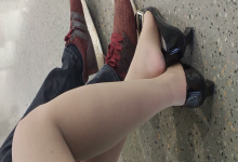 The  lady dipping shoeplay when line up in the waiting hall 173