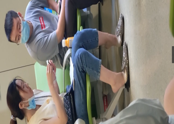 The  lady dangling shoeplay when line up in the waiting hall 173