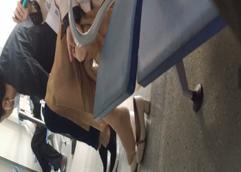 The  lady dipping shoeplay when line up in the waiting hall 174