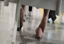The lady dipping shoeplay when line up on the waiting hall 192