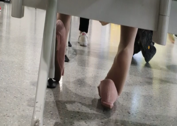 The lady dipping shoeplay when line up on the waiting hall 192