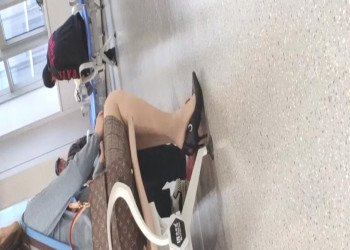 The lady dangling shoeplay when line up on the waiting hall 220