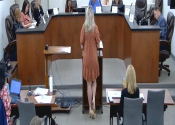 Let's watch the lady dipping shoeplay from her back