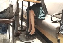 The lady dangling shoeplay when having lunch 5