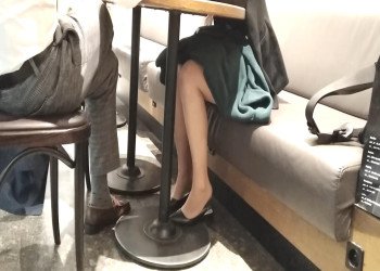 The lady dangling shoeplay when having lunch 5