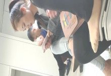 The lady dangling shoeplay when line up on the waiting hall 253