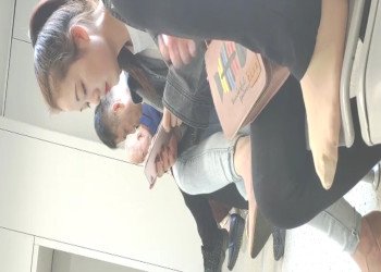 The lady dangling shoeplay when line up on the waiting hall 253