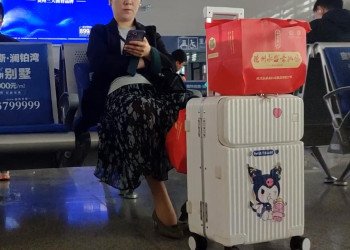 The lady dipping shoeplay in the train waiting hall