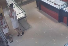 They dangling shoeplay at same time 4