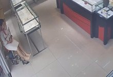 They dangling shoeplay at same time 5