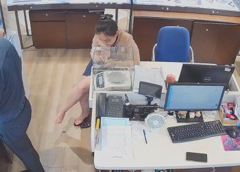 The jewelry store remove heels show us her sole 2