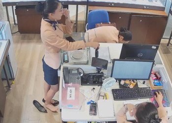 The jewelry store remove heels show us her sole 4