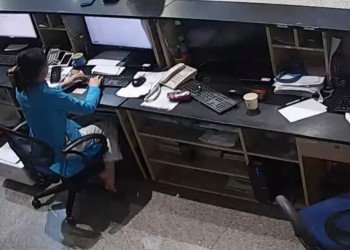 The airline check-in hostess show us her sexy feet 5