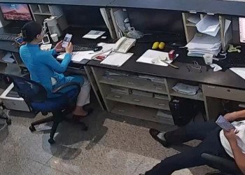 The airline check-in hostess show us her sexy feet 6