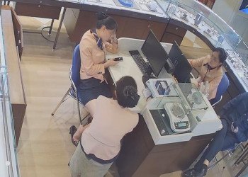 The jewelry store remove heels show us her sole 5