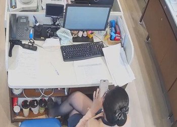  I want to drink the milk tea that her toes touched