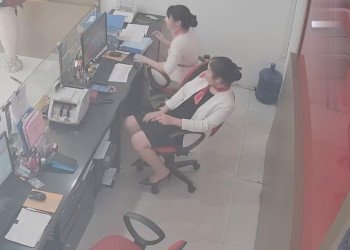 Ladies, hurry up and put on your black stockings!