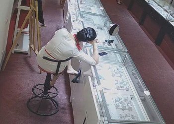 Ladies, hurry up and put on your black stockings 3!