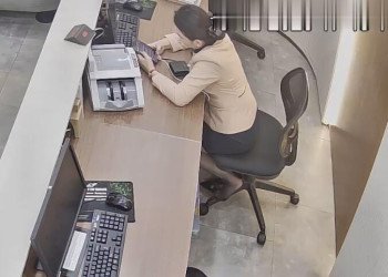 The jewelry store hostess in black nylon gave us a shoeplay lesson 17