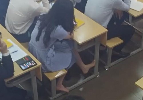 The pretty girl show us her cute feet!