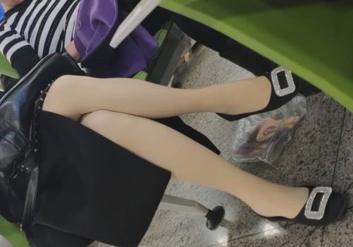 The lady dangling shoeplay when waiting for a call at the hospital 6