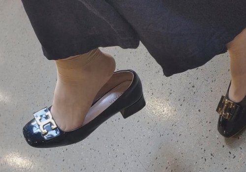 The lady dangling shoeplay when waiting for a call at the hospital 7