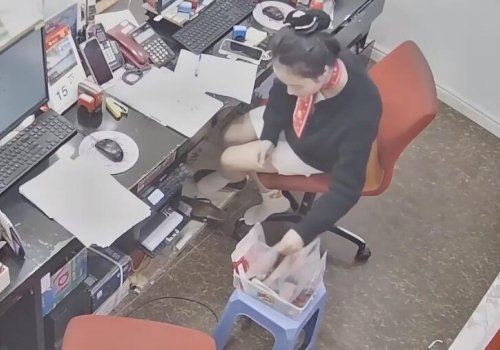 She stand up dipping and heelpopping show us her sole