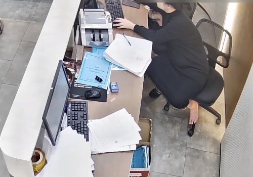 The jewelry store hostess remove heels show us her sexy bare feet