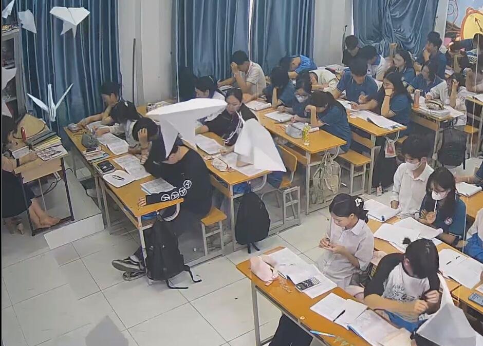 The teacher dangling shoeplay and dipping many times during class 42