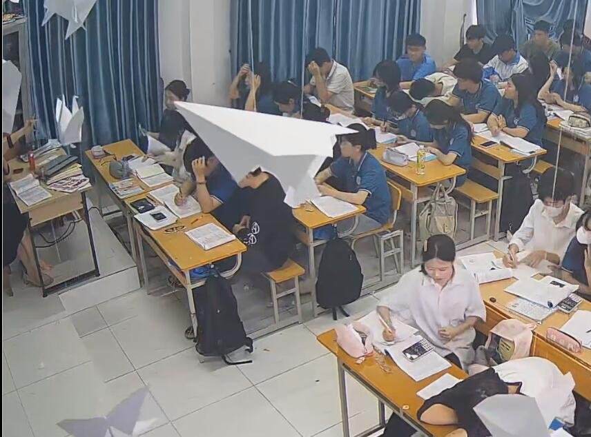 The teacher dangling shoeplay and dipping many times during class 43