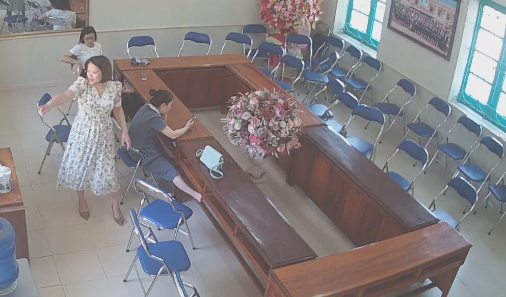 The teachers remove heels relax her tired feet after class 3