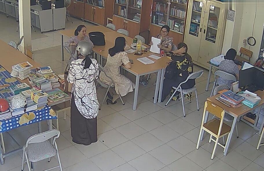 Let's watch the teacher dipping shoeplay in her office 44