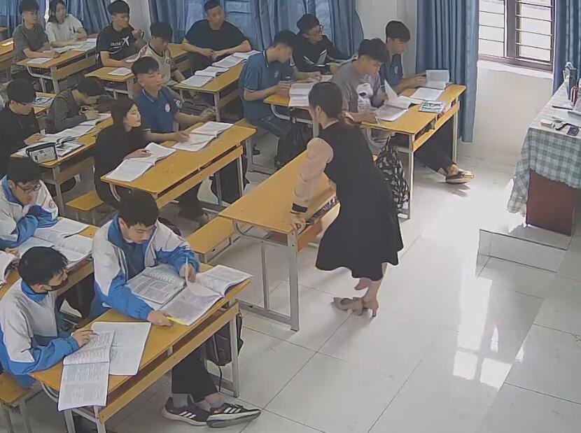 The teacher dangling shoeplay and dipping many times during class 62