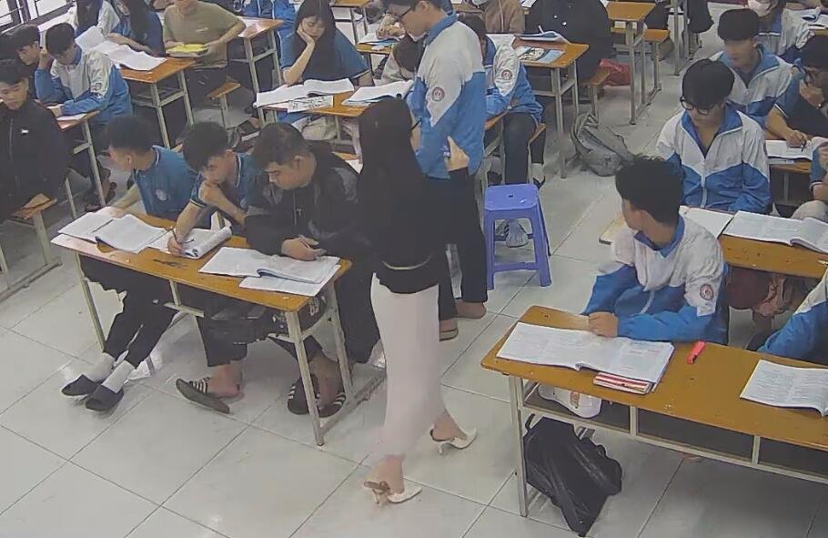 The teacher dangling shoeplay and dipping many times during class 70