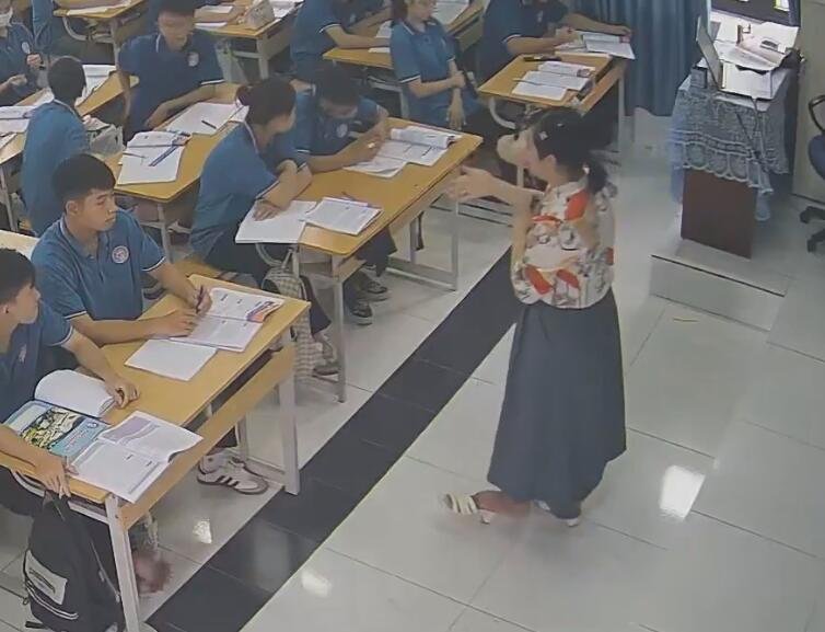 The teacher dangling shoeplay and dipping many times during class 71