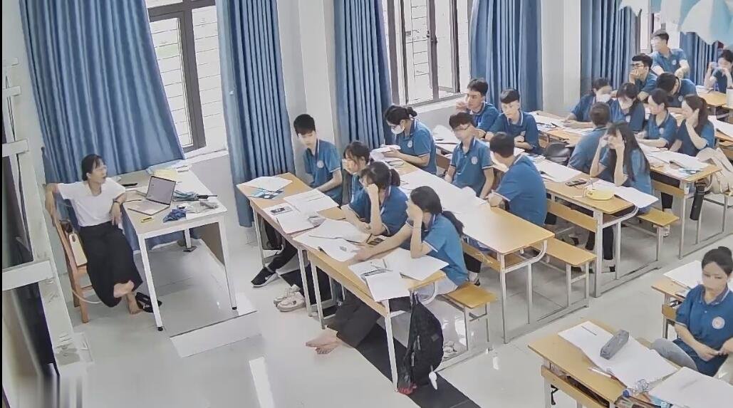 The teacher remove heels and footmassage by herself when having a lesson 