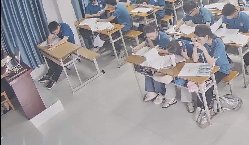 The teacher dipping and heelpopping when having a lesson