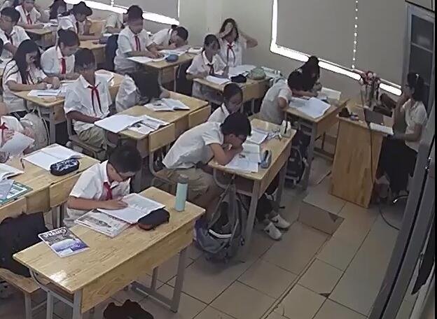 The 2xteachers dangling shoeplay one by one