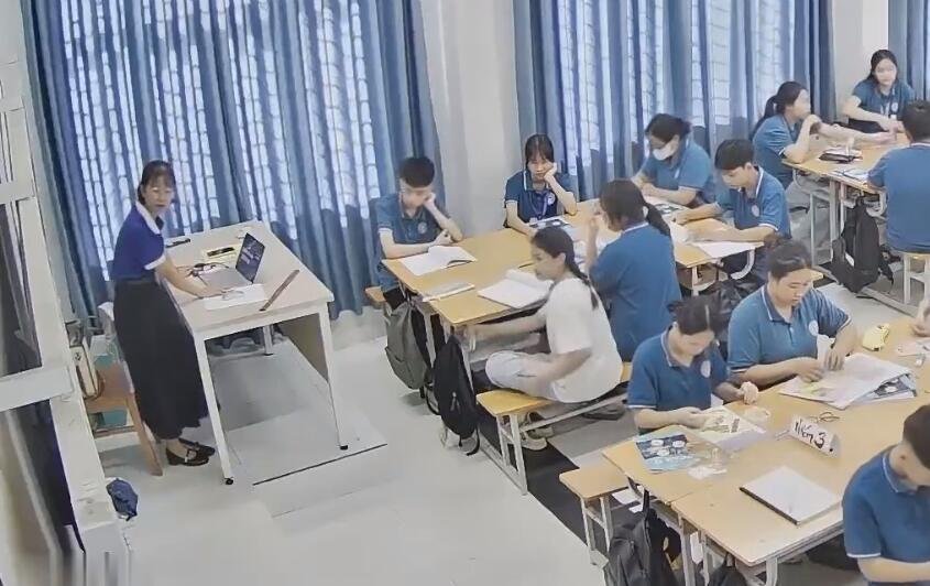 The teacher remove heels and footmassage by herself when having a lesson 4