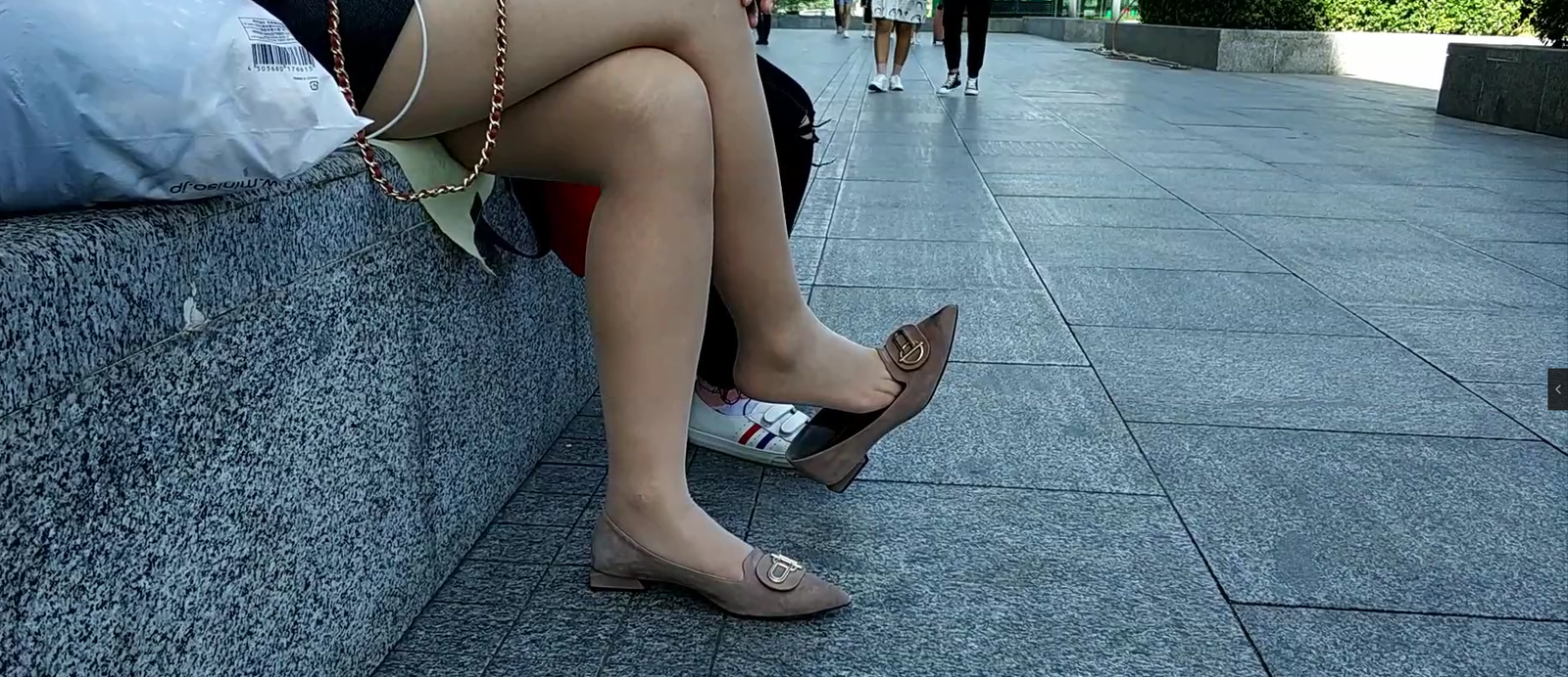 Great dangling catch from railway station square