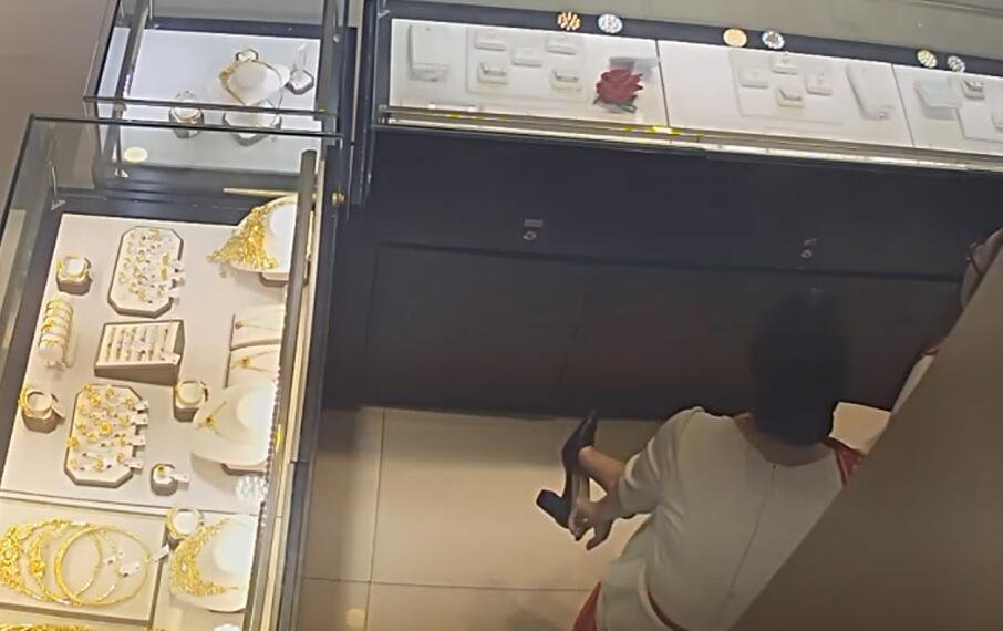 They dangling shoeplay at same time