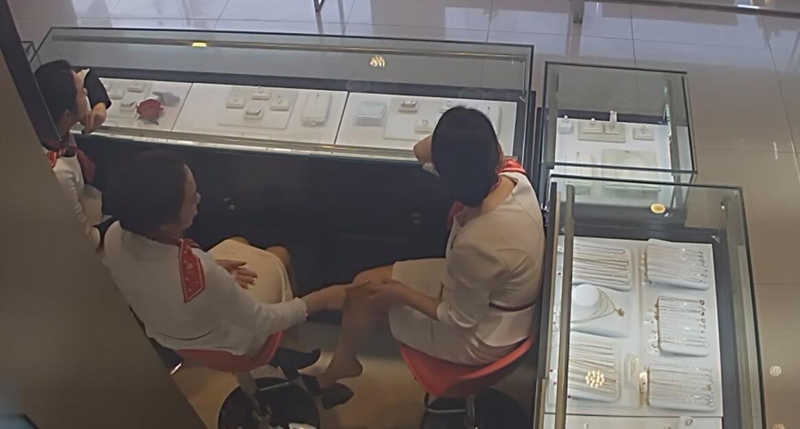 They dangling shoeplay at same time 2